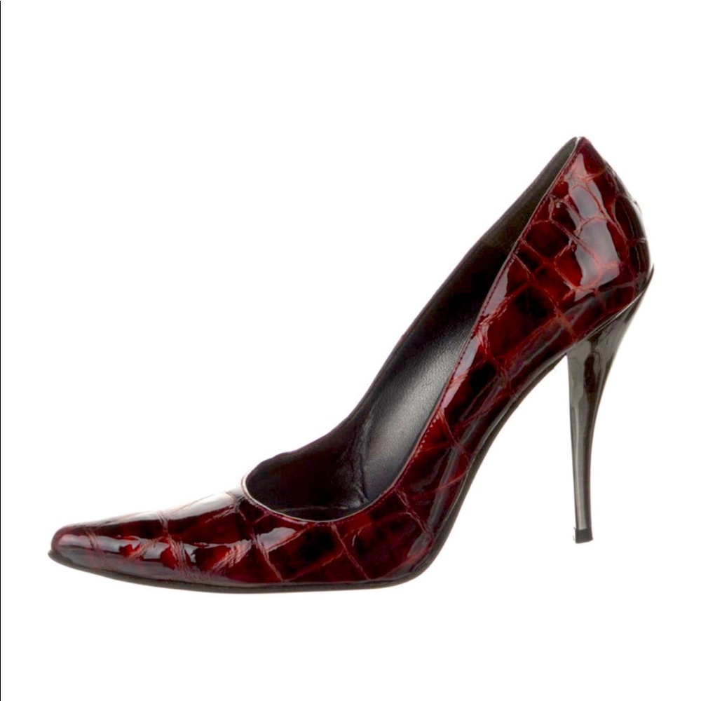 Stuart Weitzman Burgundy size 8 heels.---the pictures are the actual shoes